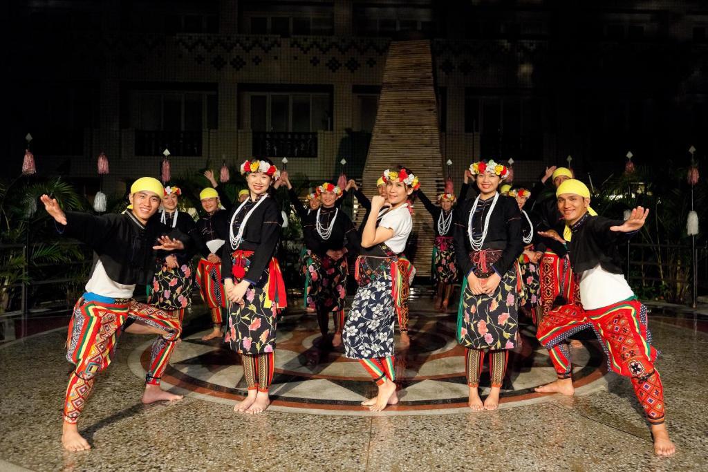 Hotel Royal Chihpin Wenquan Exterior foto The Tausug people of Sulu, Philippines, performing the Tausug dance.