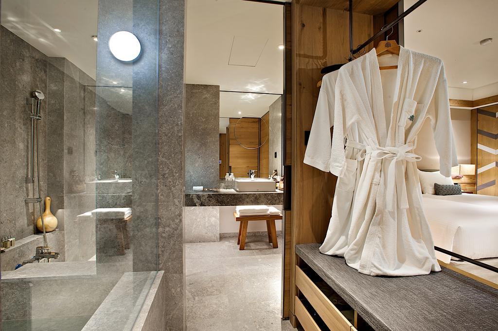 Hotel Royal Chihpin Wenquan Exterior foto A bathrobe hanging on a bathroom door