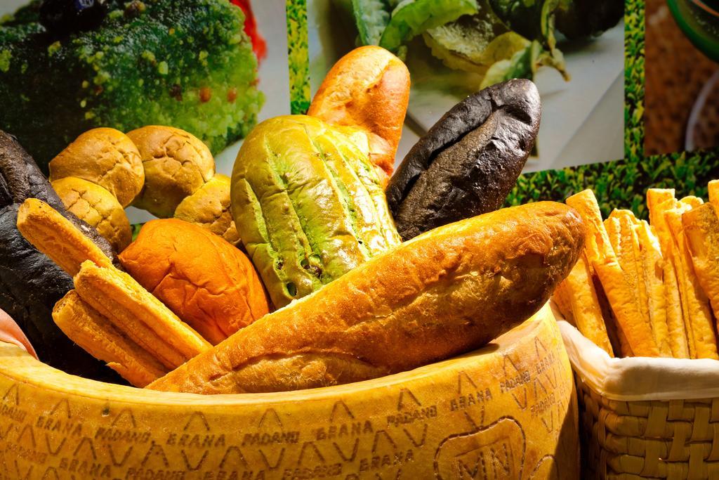 Hotel Royal Chihpin Wenquan Exterior foto A selection of Italian bread